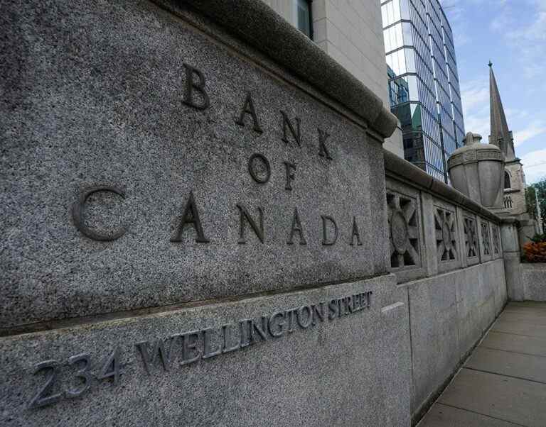 La Banque du Canada affirme que certains Canadiens pourraient voir leurs versements hypothécaires bondir de 45 % en 2025-2026 avec la hausse des taux