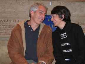 Une photo non datée montrant Jeffrey Epstein et Ghislaine Maxwell a été déposée en preuve par le bureau du procureur américain le 7 décembre 2021 lors du procès de Maxwell à New York.