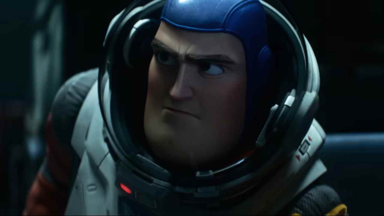 Buzz Lightyear se faufile dans Lightyear.