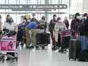 Les gens font la queue pour s'enregistrer à l'aéroport international Pearson de Toronto le 12 mai 2022.