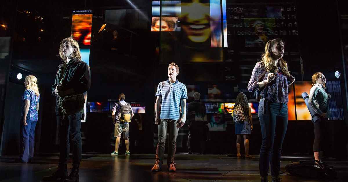 Cher Evan Hansen de dire au revoir à travers une fenêtre
