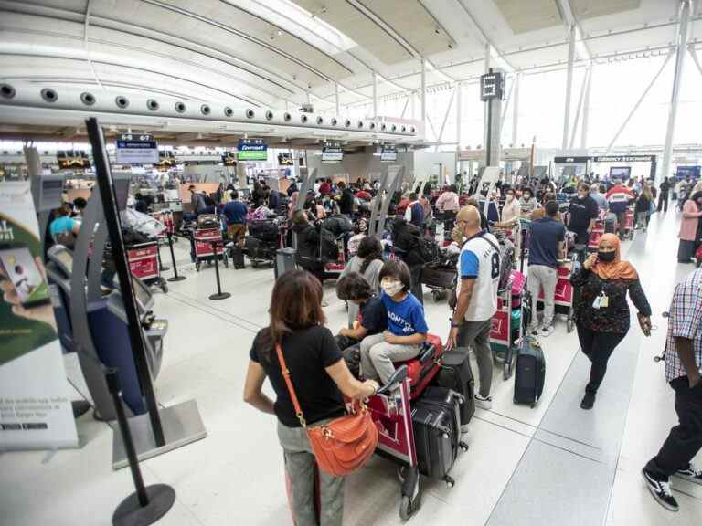 Le Canada lève temporairement les tests COVID aléatoires au milieu d’énormes goulots d’étranglement dans les aéroports