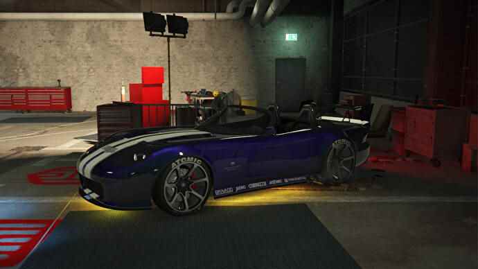 Essai routier de GTA Online Hao, une Bravado Banshee bleue avec deux bandes blanches sur le capot