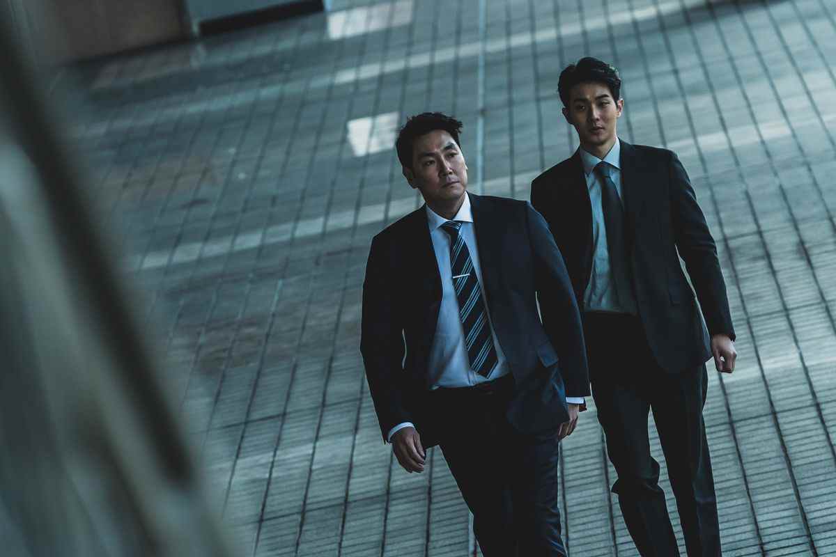 Cho Jin-woong et Choi Woo-sik dans La lignée du policier.