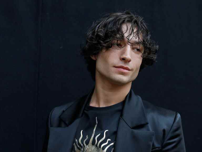 Les parents d’un adolescent disparu demandent une ordonnance restrictive contre Ezra Miller