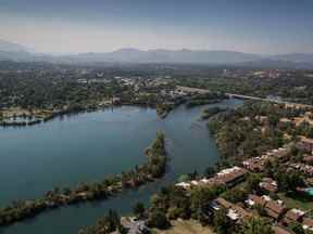 La rivière Sacramento traverse le centre-ville, vue par un après-midi enfumé le 4 août 2021, près de Redding, en Californie.