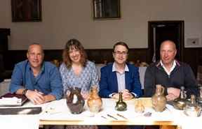 Les frères Julian Barnwell et Lincoln Barnwell ainsi que le professeur Claire Jowitt et le Dr Ben Redding de l'Université d'East Anglia (UEA) sont assis à côté d'artefacts récupérés du naufrage du HMS Gloucester, qui a coulé il y a 340 ans alors qu'il transportait le roi d'Angleterre, James Stuart, et a été découvert au large de Norfolk, en Grande-Bretagne, le 10 juin 2022.