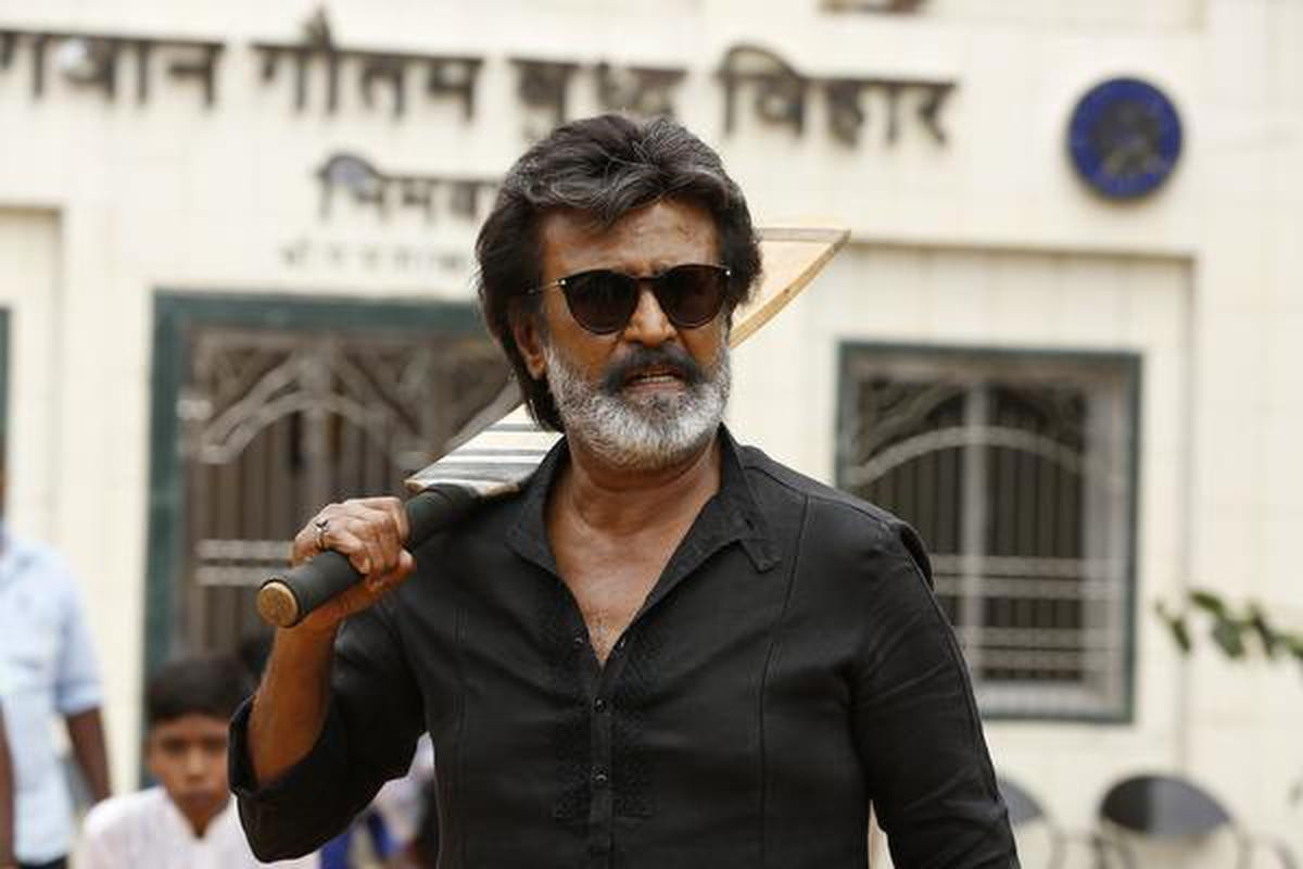 Rajinikanth tient une batte de cricket à Kaala.