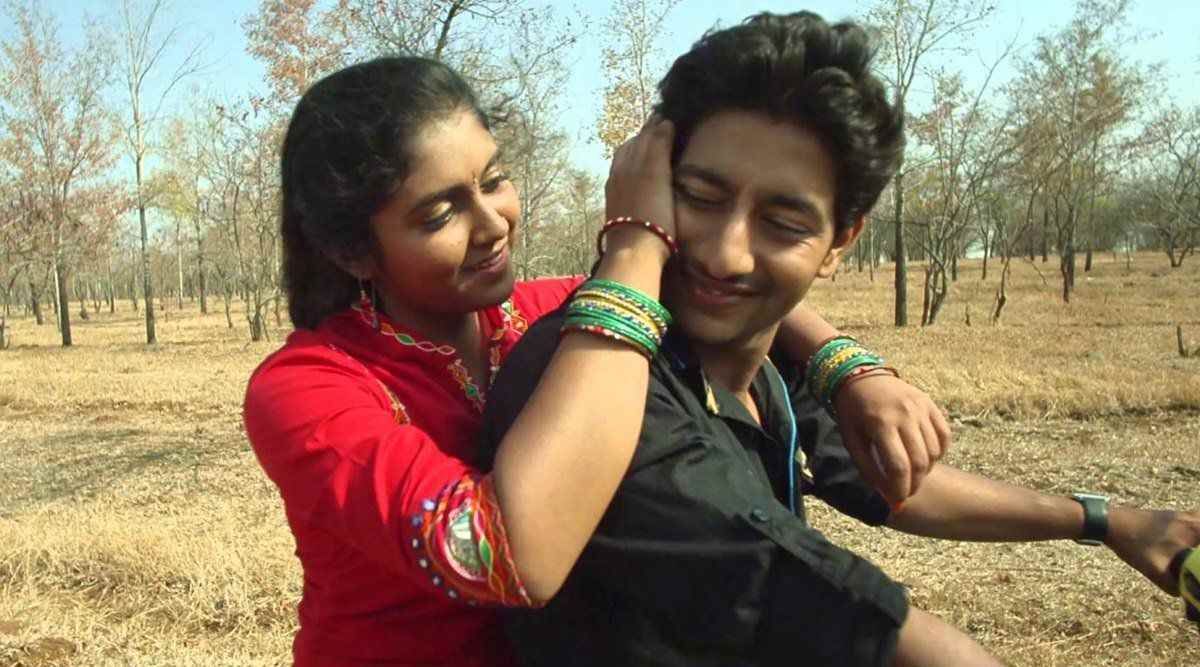 Le couple romantique de Sairat roule ensemble à vélo.