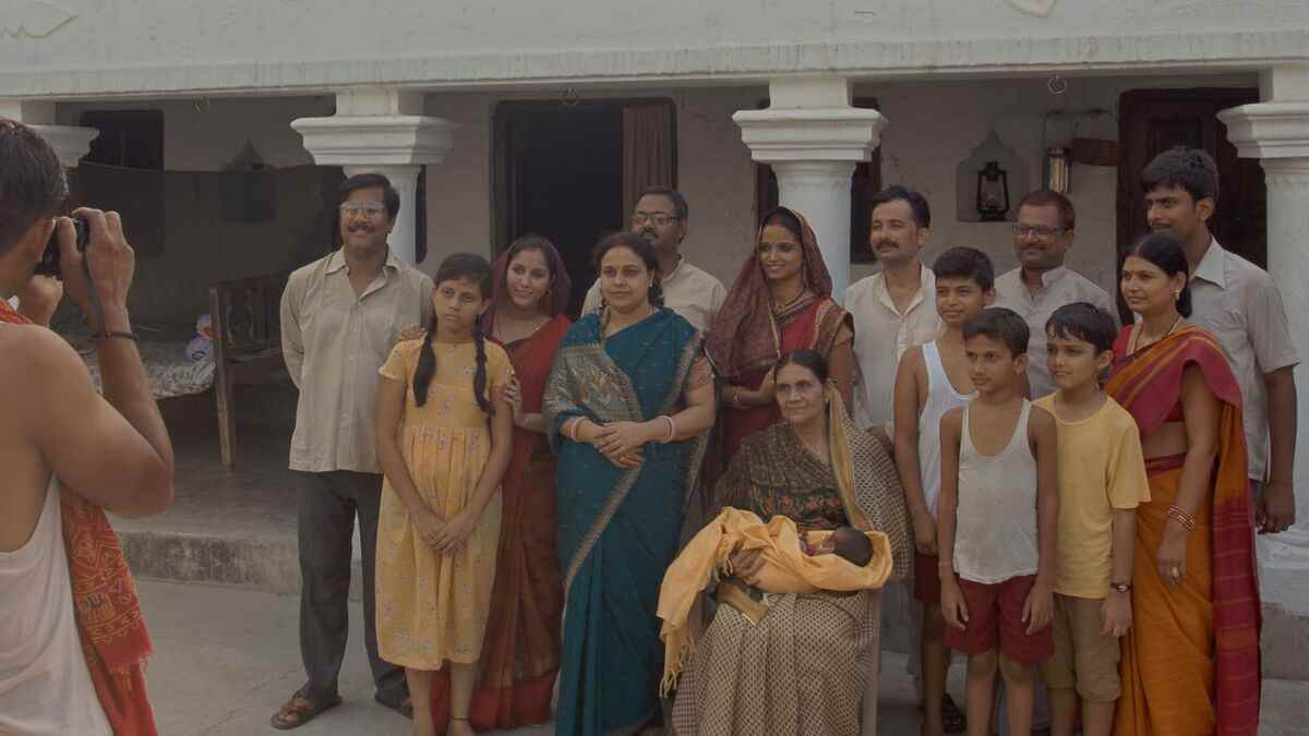 La famille pose pour une photo à Gamak Ghar.