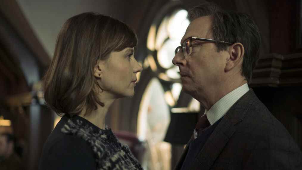 Katja Herbers comme Kristen Bouchard et Michael Emerson comme Leland Townsend dans Evil