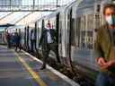 Les navetteurs à une gare de Londres, Royaume-Uni