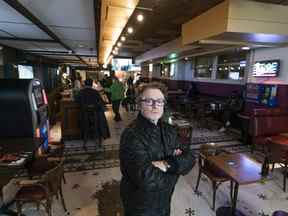 Christopher Wall, propriétaire de l'hôtel Empress, pose pour une photo à l'intérieur du bar Empress à Vancouver, en Colombie-Britannique, le 9 novembre 2021. (Richard Lam/PNG)