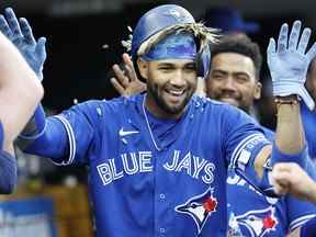 Le voltigeur gauche des Blue Jays de Toronto, Lourdes Gurriel Jr. (13 ans), reçoit les félicitations de ses coéquipiers après avoir frappé un home run contre les Detroit Tigers au Comerica Park.