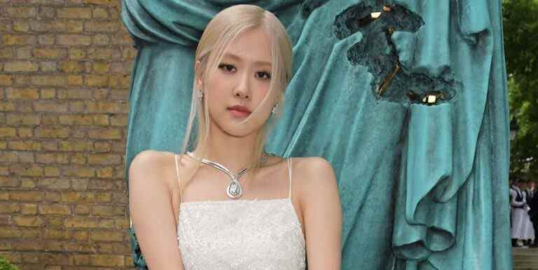 Le rosé de Blackpink est une princesse moderne vêtue d’une robe blanche découpée et de diamants à l’événement Tiffany’s London