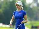 Paige Spiranac des États-Unis en action lors du pro-am en avant-première de l'Omega Dubai Ladies Masters 2015 sur le parcours Majlis de l'Emirates Golf Club le 8 décembre 2015 à Dubaï, aux Émirats arabes unis.  