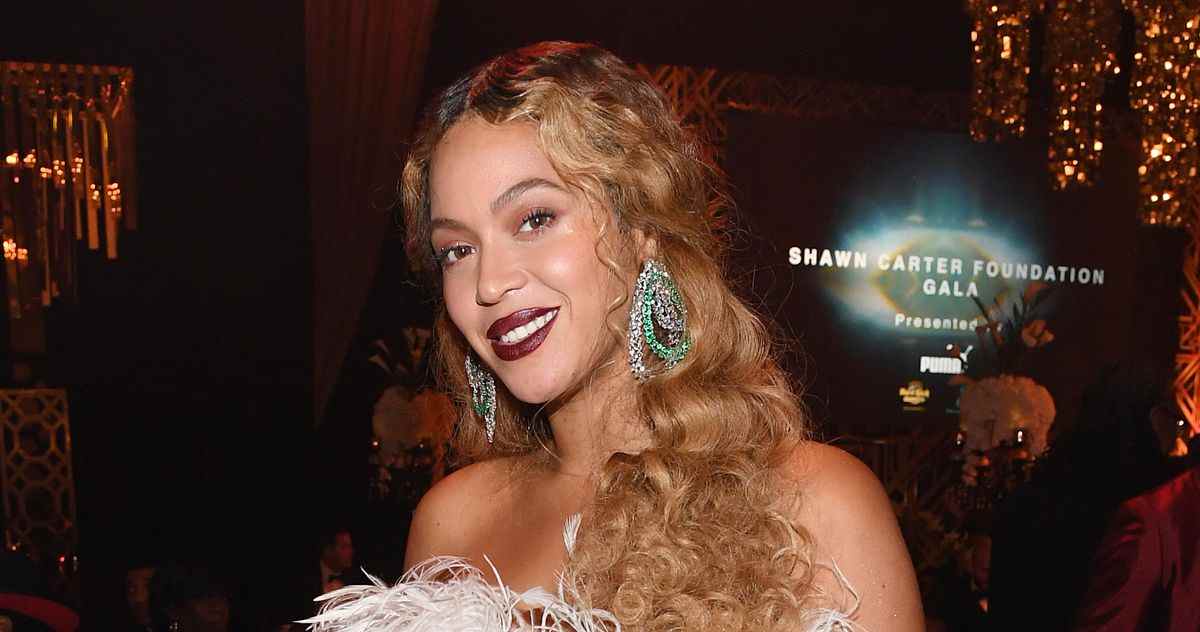 Beyoncé déplace quelques images, les fans espèrent B7
