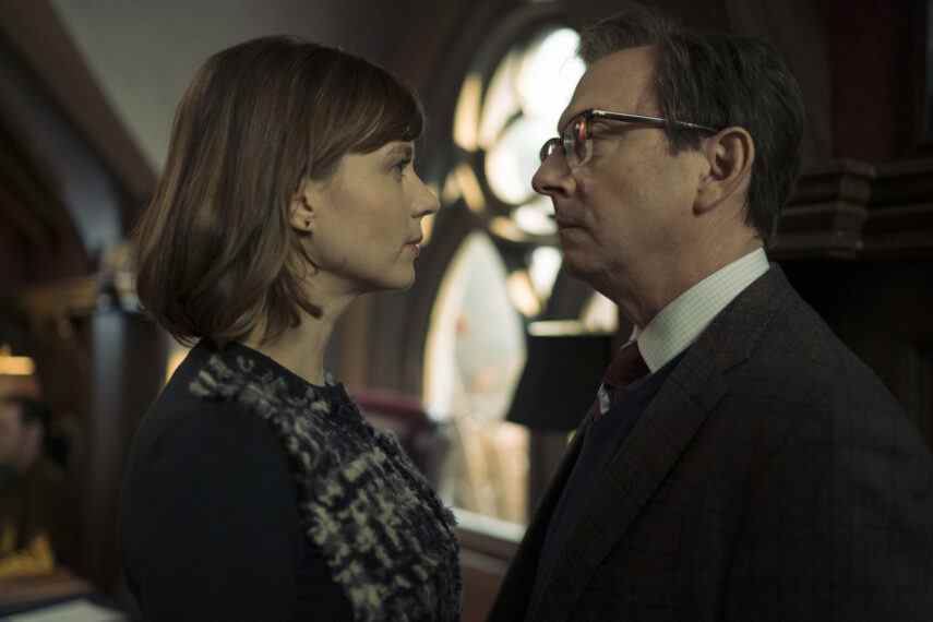 Katja Herbers comme Kristen Bouchard et Michael Emerson comme Leland Townsend dans Evil