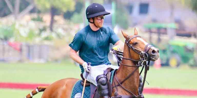 Le prince Harry joue au polo lors de sa première apparition depuis le jubilé de platine