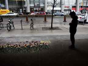 Une femme s'arrête pour rendre hommage à un mémorial improvisé à l'une des victimes dont on se souvient le mardi 23 avril 2019. Les victimes et les familles de l'attaque meurtrière de la camionnette de Toronto doivent faire des déclarations devant le tribunal aujourd'hui. LA PRESSE CANADIENNE/Chris Young