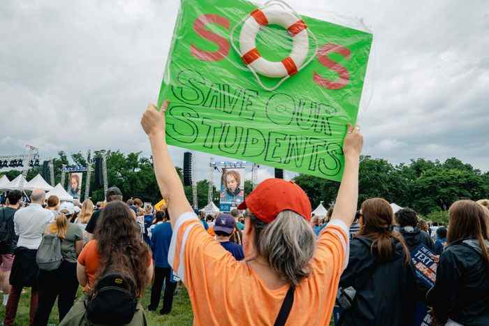 Un manifestant tient une pancarte indiquant 