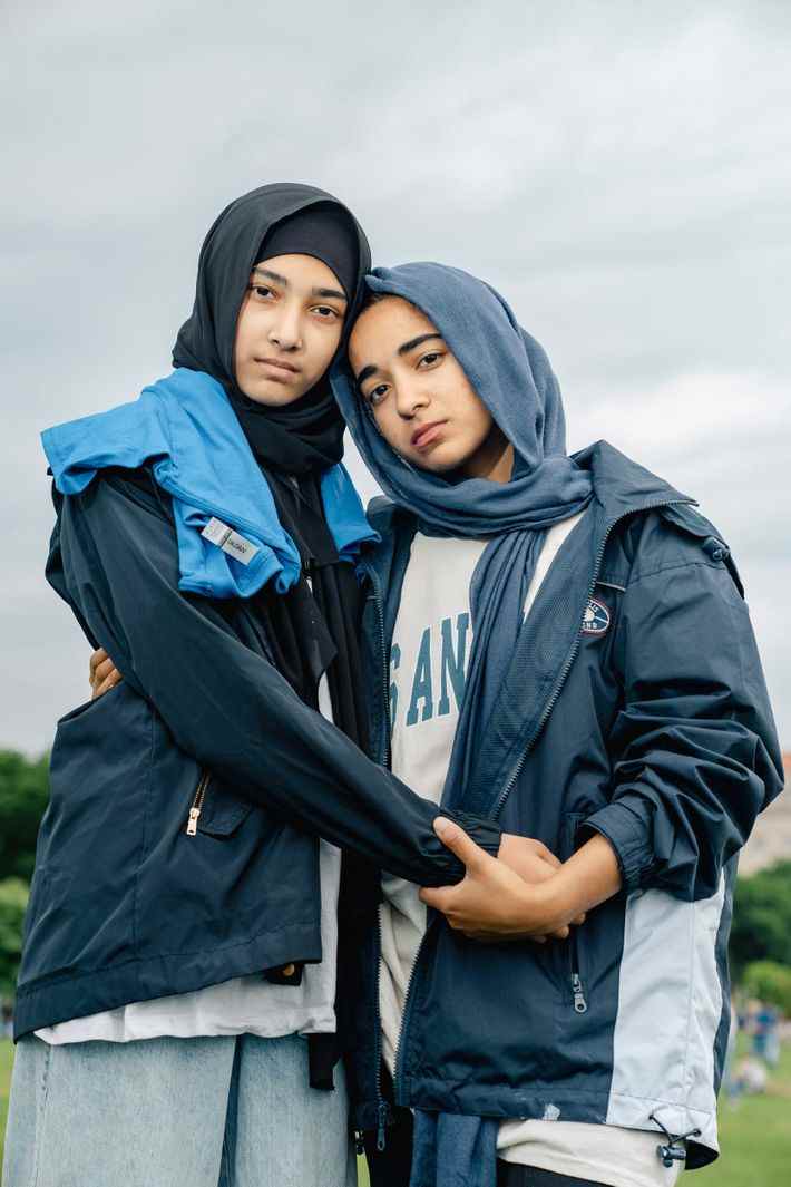 Deux sœurs portant le foulard s'embrassent lors du deuxième rassemblement March for Our Lives.