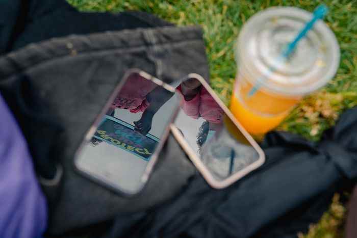 Deux téléphones portables sont posés sur les genoux d'un manifestant lors du deuxième rassemblement March for Our Lives.