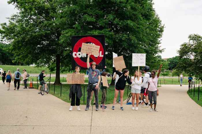 Un groupe de manifestants tient des pancartes lors du deuxième rassemblement March for our Lives.