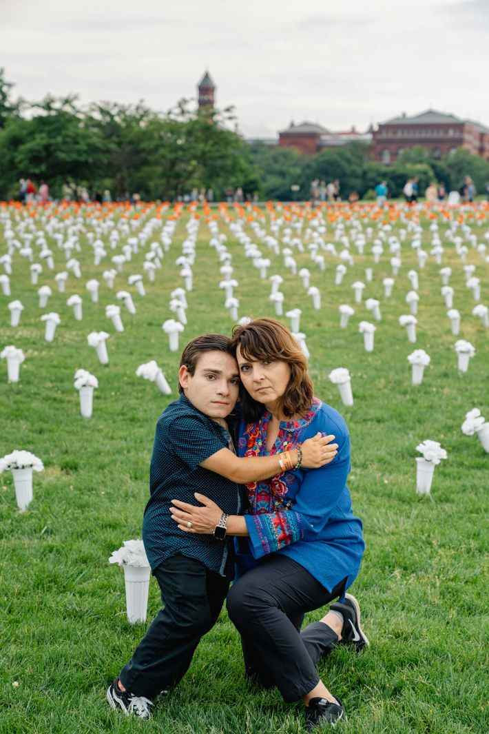 Une mère pose pour un portrait avec son fils, atteint d'une forme rare de nanisme, lors de la deuxième marche pour nos vies.