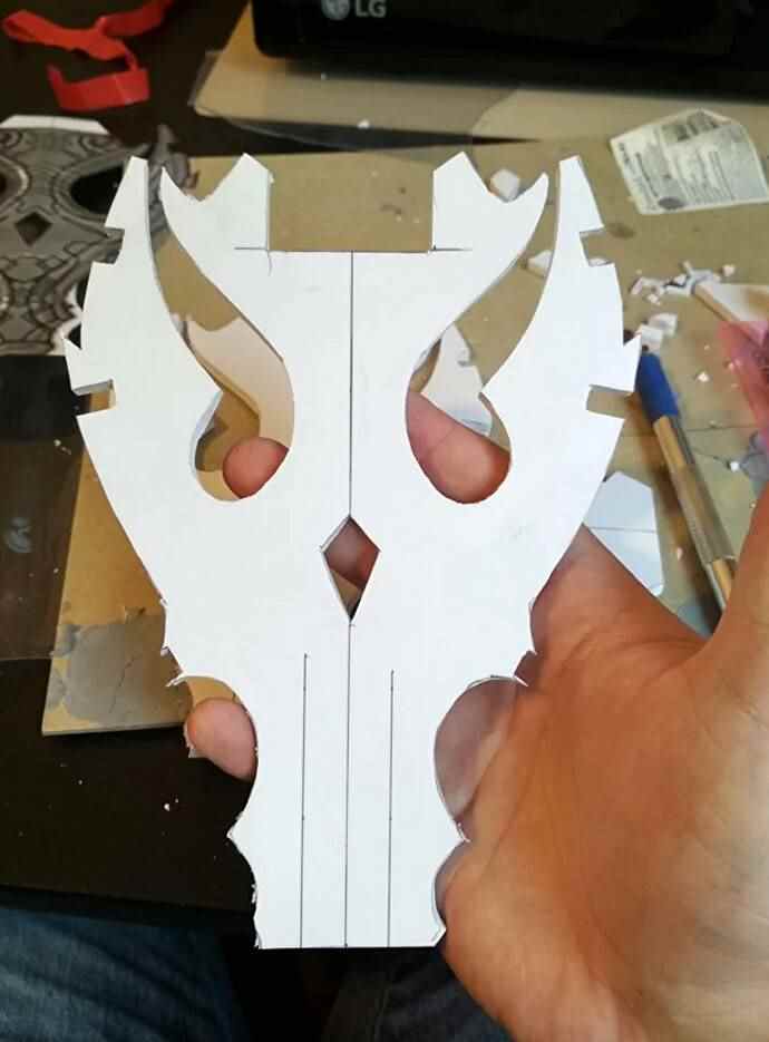 Une partie en cours de fabrication de la réplique Genshin Impact Primordial Jade Spear