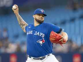 Le lanceur partant des Blue Jays de Toronto, Alek Manoah, lance un lancer contre les Orioles de Baltimore lors de la première manche au Rogers Centre, le 13 juin 2022.