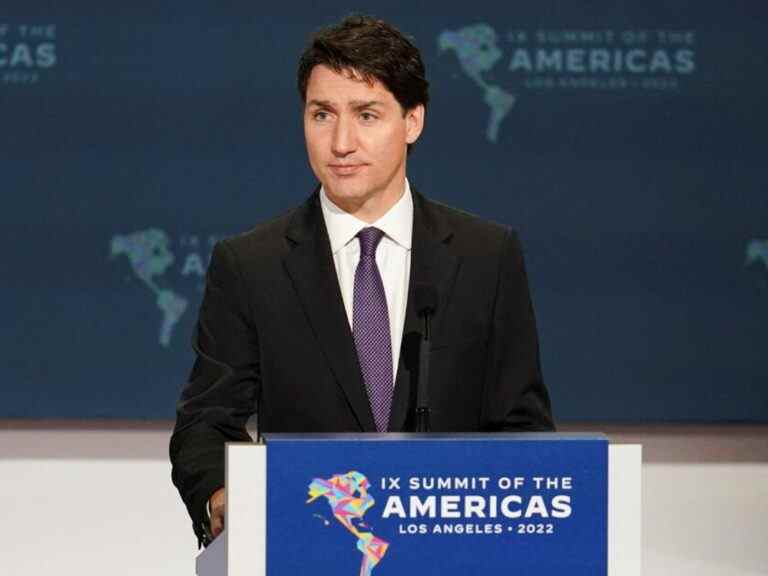 Le PM Justin Trudeau teste positif pour COVID-19 après le sommet de Los Angeles