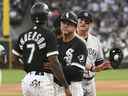 13 mai 2022 ;  Chicago, Illinois, États-Unis ;  L'arrêt-court des Chicago White Sox Tim Anderson (7) est retenu par l'entraîneur de troisième base des Chicago White Sox Joe McEwing (47) après avoir eu une altercation avec le joueur de troisième but des Yankees de New York Josh Donaldson (28, à droite) lors de la première manche au champ de taux garanti.  