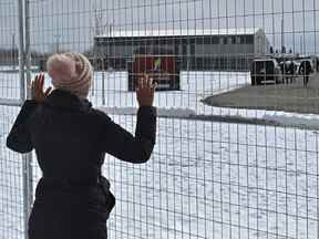 Une femme chantant devant une foule d'environ 400 personnes s'est rassemblée devant l'église GraceLife le premier dimanche après la fermeture à l'ouest des limites de la ville d'Edmonton, le 11 avril 2021.