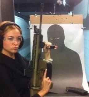 La mondaine canadienne Jasmine Hartin pose avec l'une de ses armes.