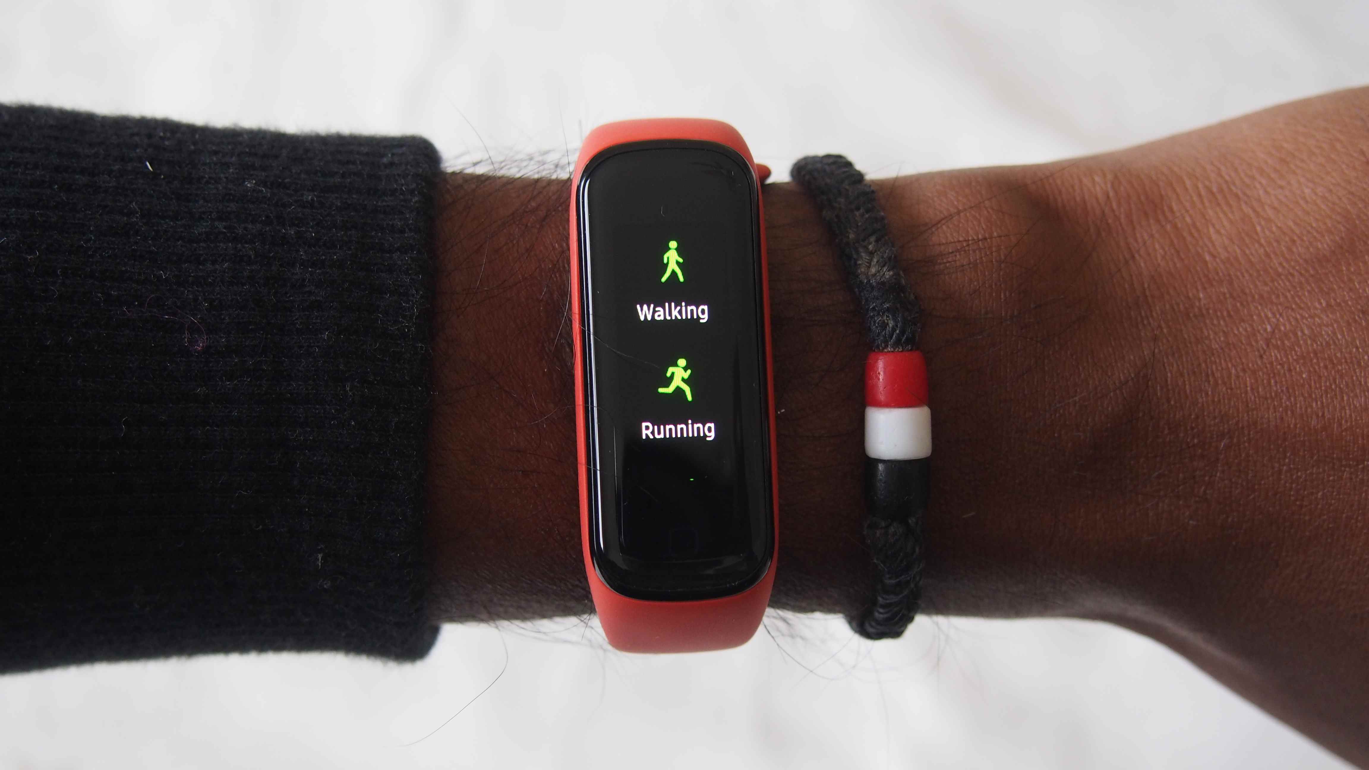 Un Samsung Galaxy Fit 2 affichant un écran d'entraînement, porté au poignet de quelqu'un