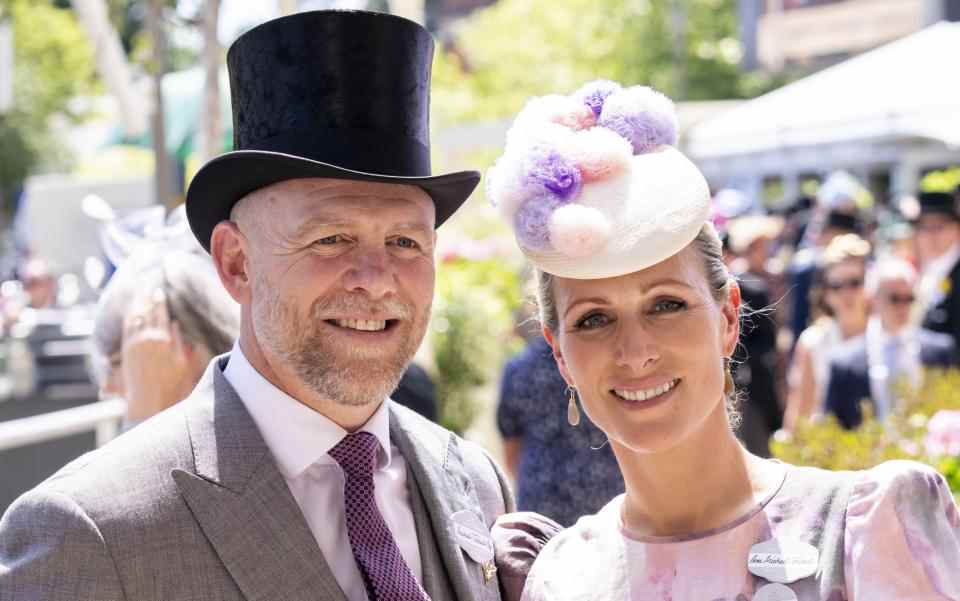 Zara Tindall et Mike Tindall sont tout sourire à leur arrivée - UK Press