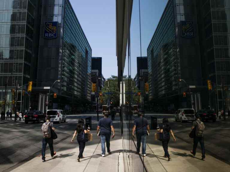 Le quartier financier de Toronto reprend vie alors que les travailleurs retournent au bureau