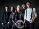 Les Lumineers LR : Byron Isaacs, Lauren Jacobson, Wesley Schultz, Stelth Ulvang et Jeremiah Fraites.  (Crédit photo : Danny Clinch)