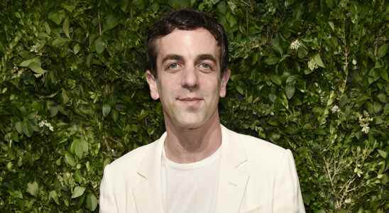 BJ Novak sur la réalisation de son premier film "Vengeance", être ami avec John Mayer et vivre dans la maison de Bob Odenkirk