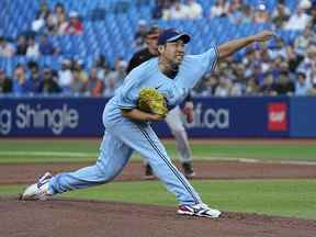 Le lanceur partant des Blue Jays de Toronto, Yusei Kikuchi, lance aux Orioles de Baltimore lors de la première manche au Rogers Centre de Toronto, le 14 juin 2022.