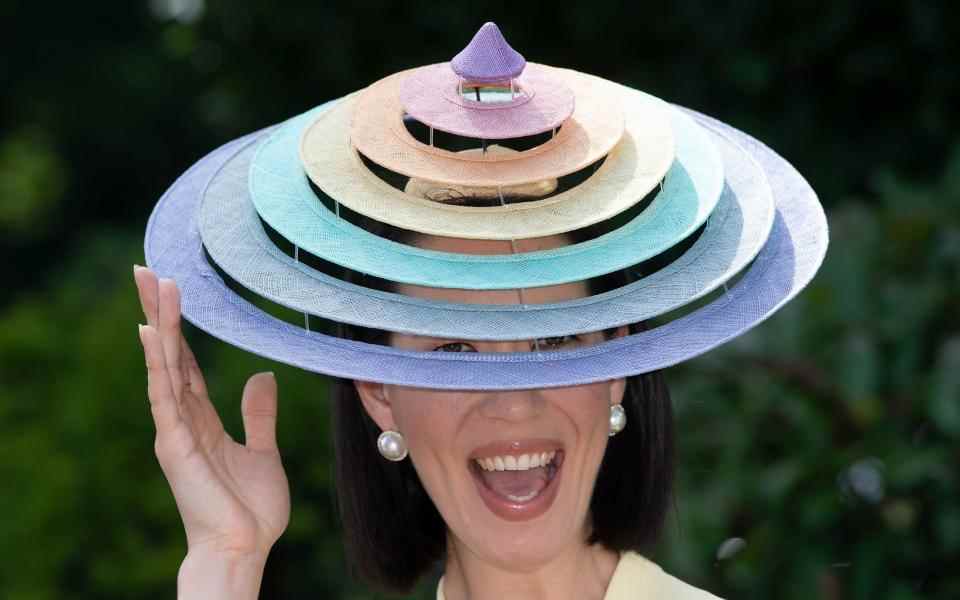 Le chapeau arc-en-ciel de Lisa Tan - EDDIE MULHOLLAND/TELEGRAPH