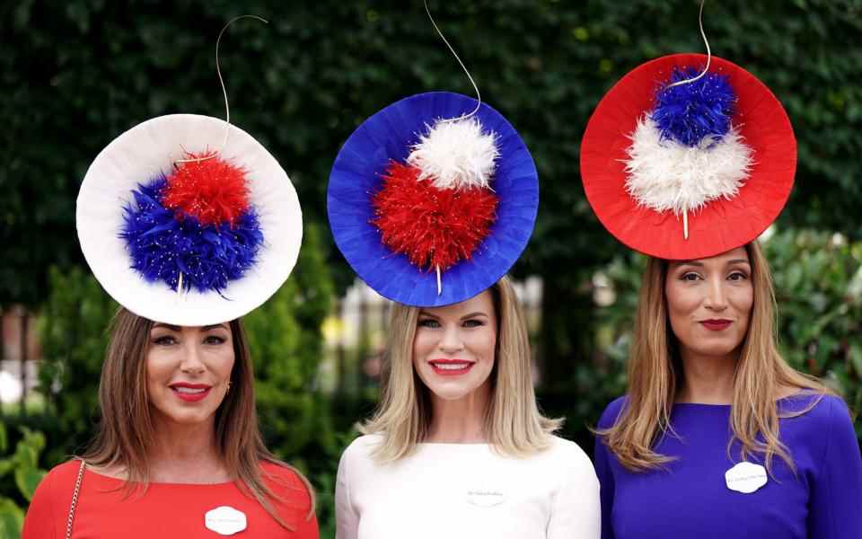 Trois amateurs de course font un clin d'œil au jubilé de platine avec une tenue rouge, blanche et bleue – PA