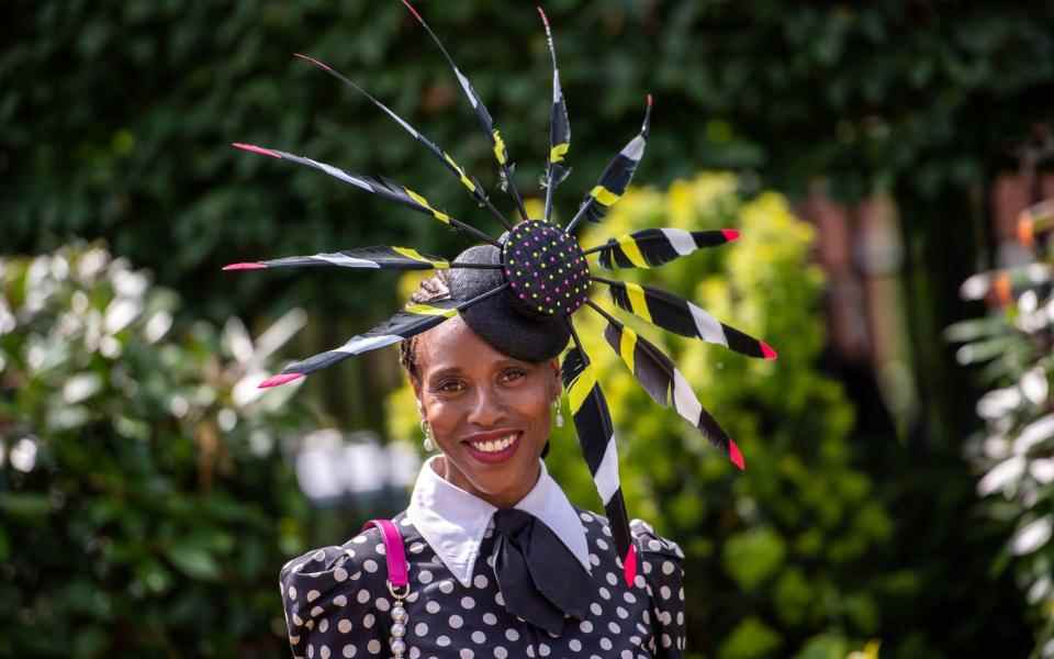 Susan Bender Whitfield pose avec son chapeau en forme de moulin à vent - GETTY IMAGES