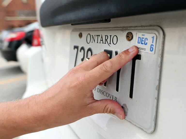 Colby Cosh: Les autocollants de plaque d’immatriculation méritent d’être relégués à la poubelle de l’histoire