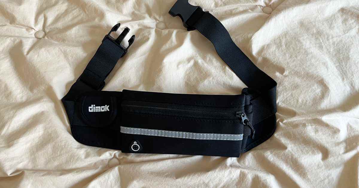 Cette ceinture de coureur imperméable à 10 $ est également un portefeuille d'été mains libres idéal
