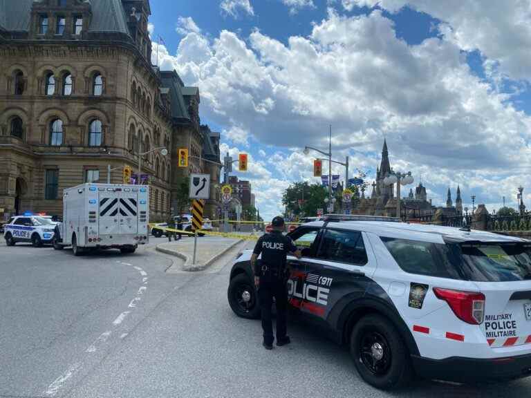 Présence policière lourdement armée près du Parlement pour une « enquête en cours »