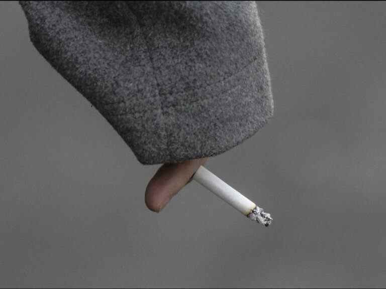 En première mondiale, le Canada met en garde sur chaque cigarette, pas seulement sur l’emballage