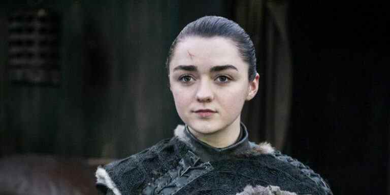 La star de Game of Thrones, Maisie Williams, admet qu'elle pensait qu'"Arya était queer" avant la scène de sexe

