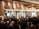 Les voyageurs se pressent dans la file d'attente de sécurité dans la salle des départs de l'aéroport international Pearson de Toronto le 20 mai.